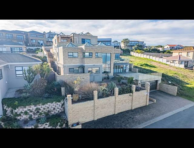 6 BEDROOM HOUSE FOR SALE IN DANA BAY